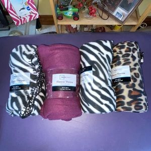 4 blankets different colors.